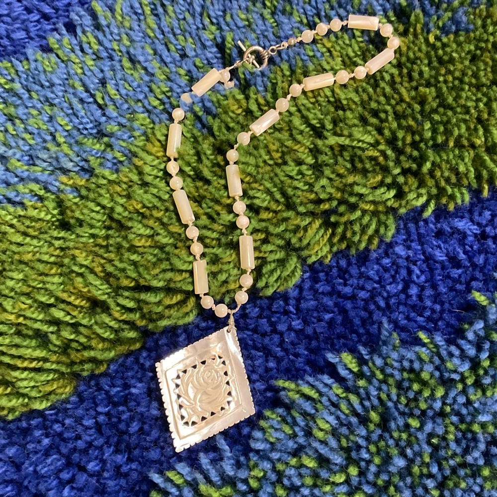 Gorgeous Vintage Carved Mother of Pearl Necklace Rose Pendant - Picture 3 of 9